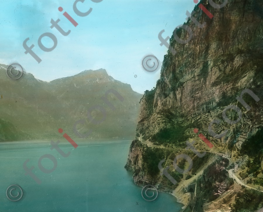 Gotthardbahn, Axenstr. &amp; See | Gotthard railway, Axenstr. &amp; lake - Foto foticon-simon-021-030.jpg | foticon.de - Bilddatenbank für Motive aus Geschichte und Kultur